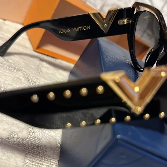 Louis Vuitton sunglases - Picture 7 of 9